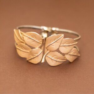 7 inch, Vintage Gold Tone Intricate Leaves Elegant Hinge Bangle - U26